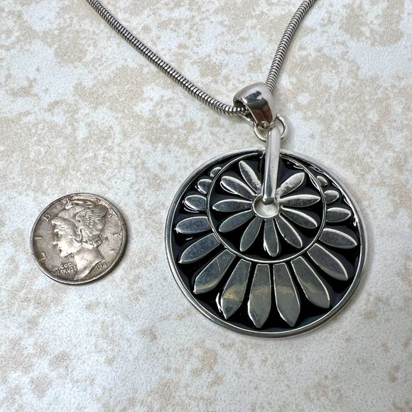 Silver Tone Black Enamel Flower Medallion Pendant Choker Necklace 15.5-18" - Picture 4 of 6